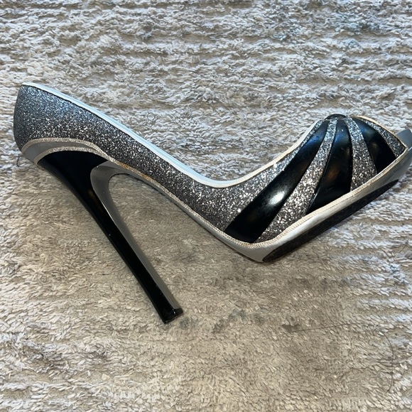 Wine holder! Beautiful sparkly silver shoe wine holder - Picture 3 of 6